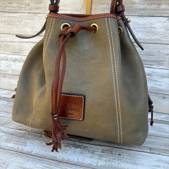 Dooney & Bourke Purse Bucket Shoulder Bag Drawstring Taupe Brown Chunky - Picture 3 of 17